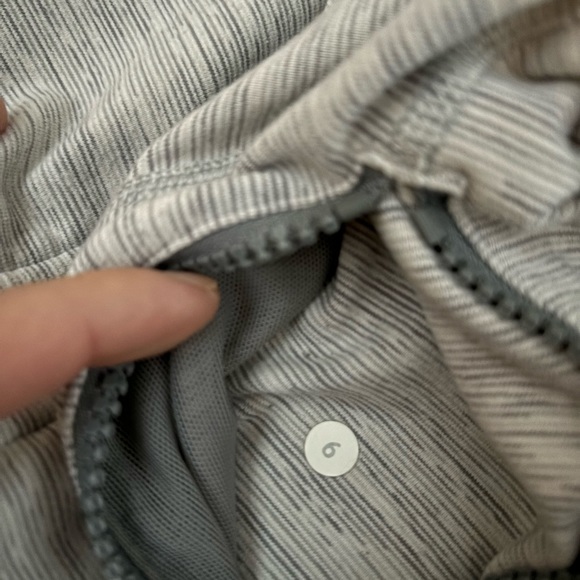 Lululemon define jacket size 6 - Picture 3 of 3